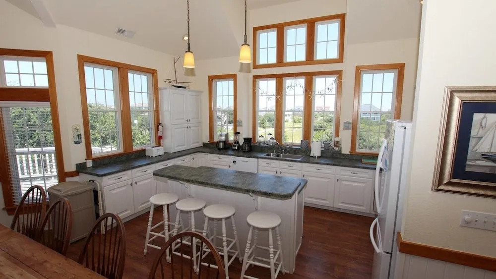 Catch a Breeze - 6 Br Home