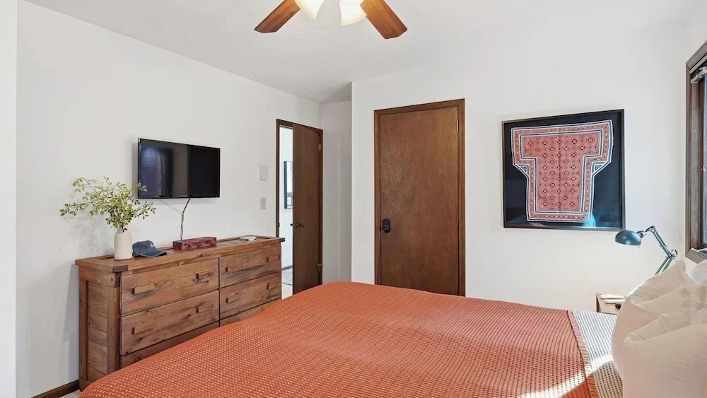 Escape the City by Avantstay Screened Sunroom + Stone Fireplace + Cathedral Ceilings Lake Naomi Club + Pocono Pines