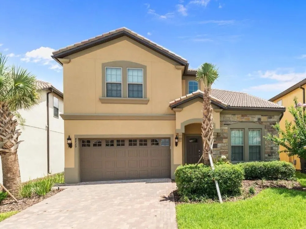 Spacious 8 bedroom home, Windsor at Westside