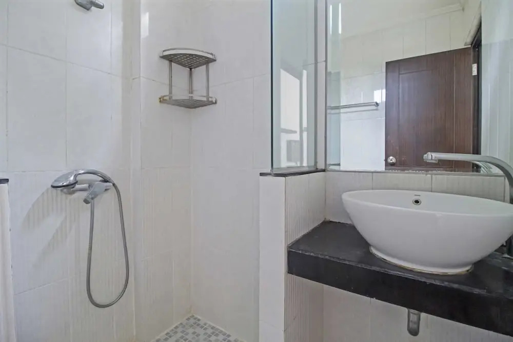 RedDoorz Plus Near Ambassador Mall