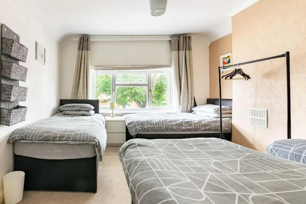 B-ham 20 mins, 10 Beds, M6 J10, Free Secure Onsite Parking