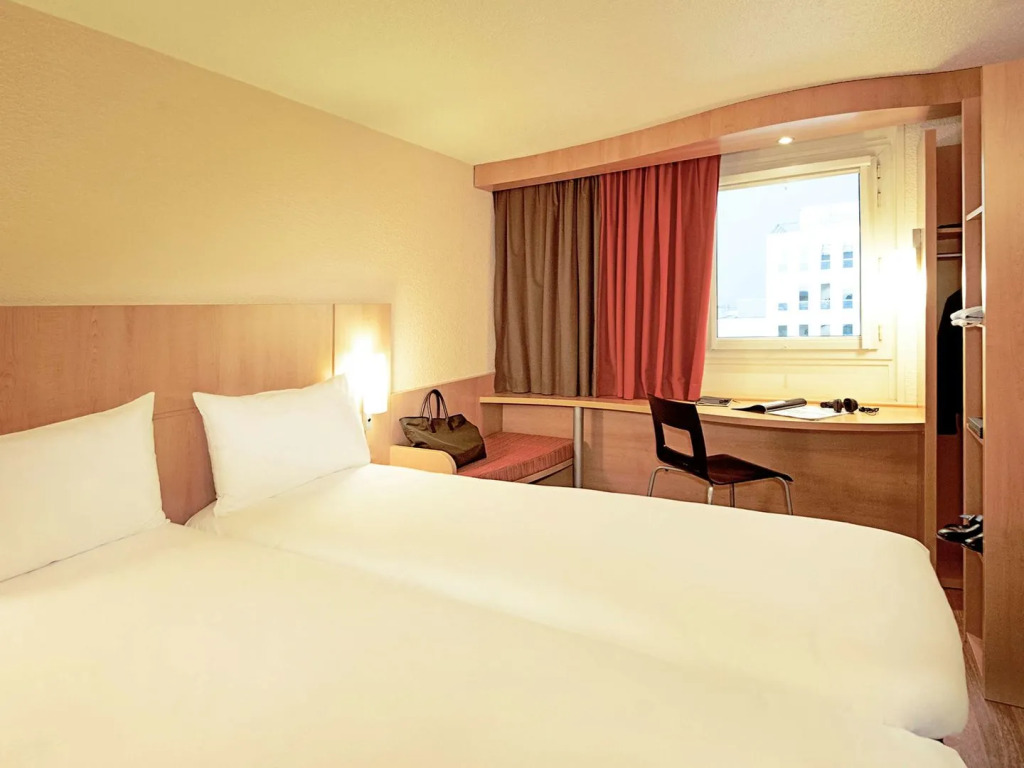 IBIS Cannes Mouans Sartoux Piscine parking gratuit