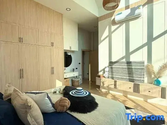 Single-family three-bedroom swimming pool villa