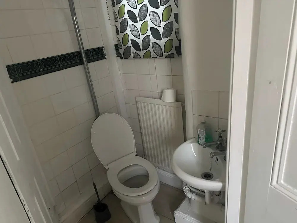 Spacious House- Parking, Garden & Central Location