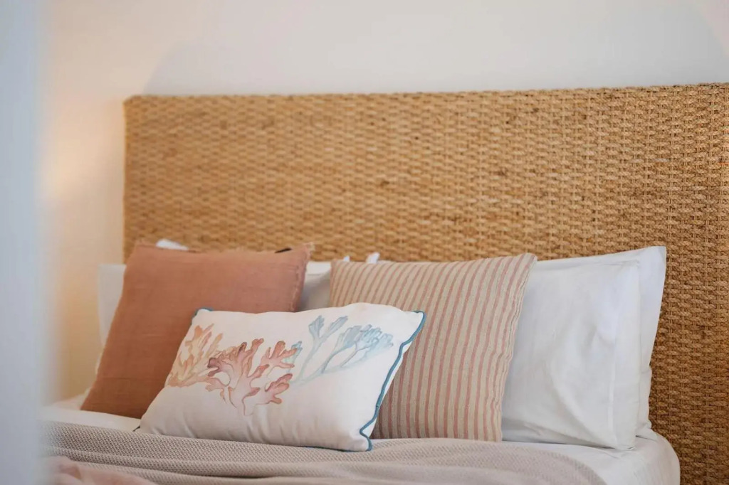 The White House - Central Coolum with Spectacular Ocean Views and WiFi