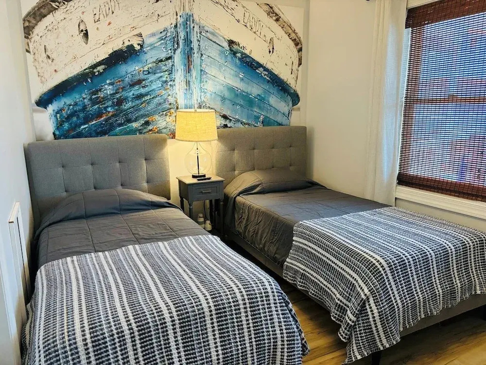 Blue Crab Cottage 4 Bedroom Home by RedAwning