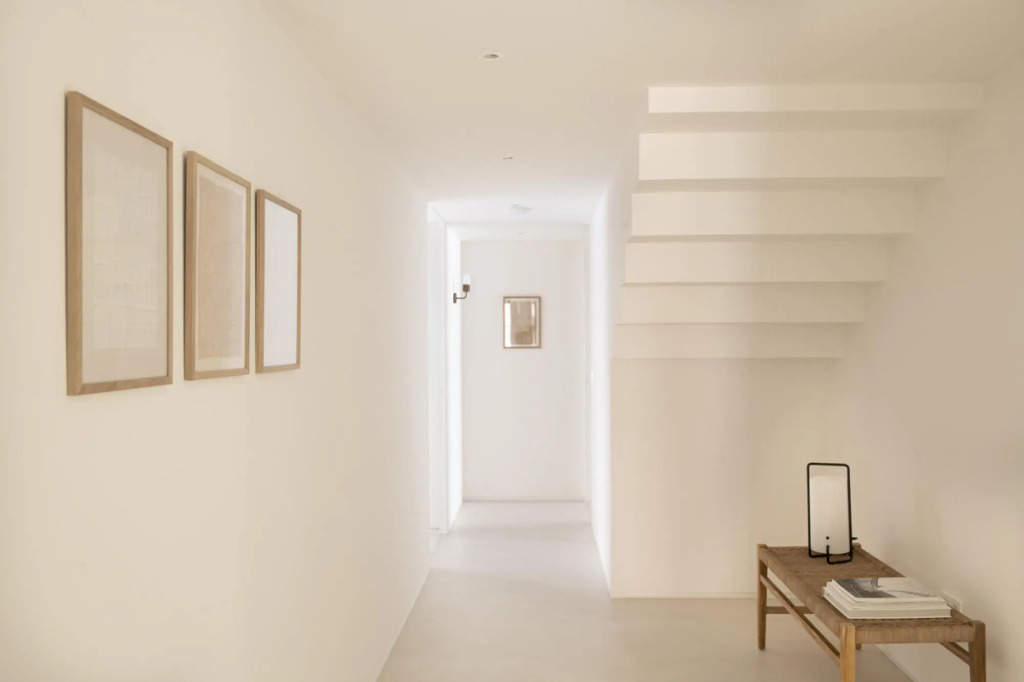 Distinguished apartment with 3 bedrooms, 3 bathrooms and a private terrace with sea views.