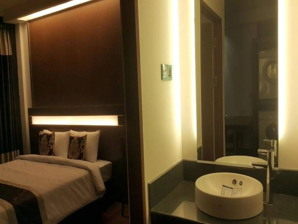 Clover Suites Royal Lake Yangon