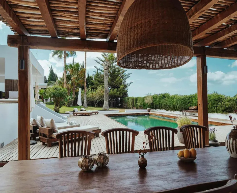 Luxurious Villa With Bright Terrace