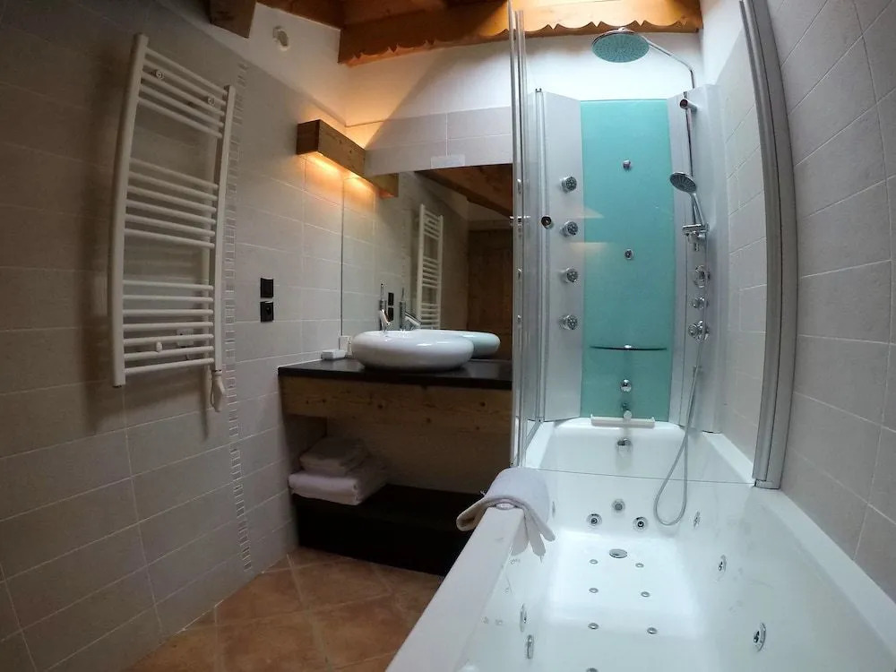 LIsatis Chalet Hotel