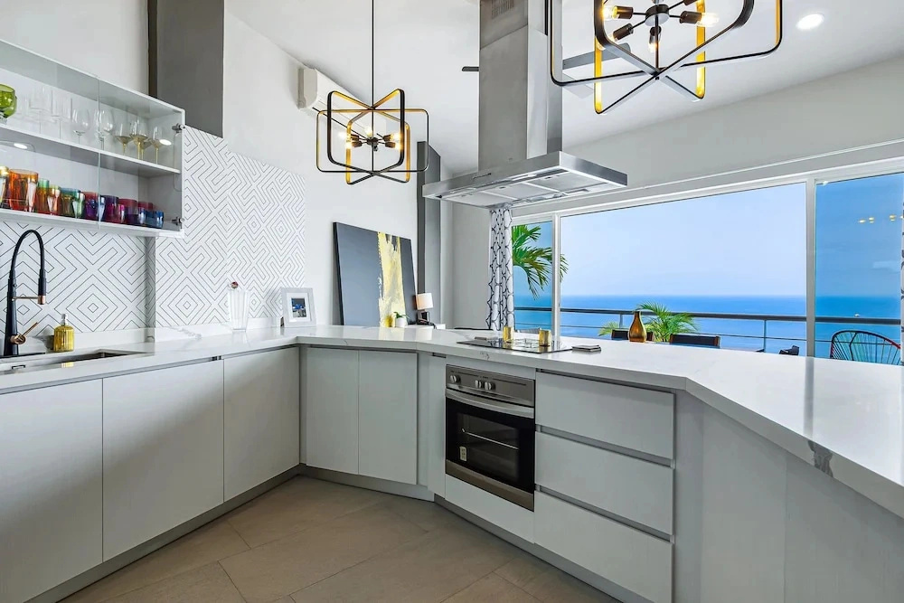 Dog-friendly Ocean View Penthouse & Studio With a Full Kitchen & Kitchenette