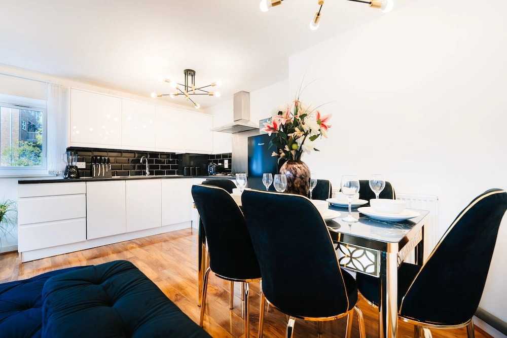 LUX Woolwich Flat 2 Stops to Canary Wharf