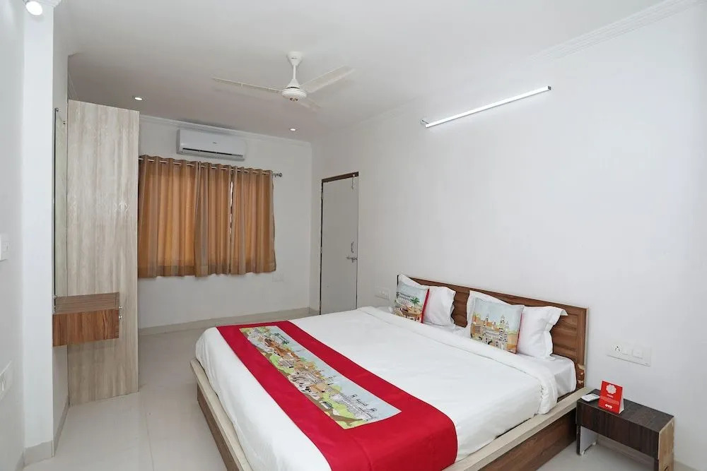 OYO 11075 Home Modern 3BHK Gulab Bagh