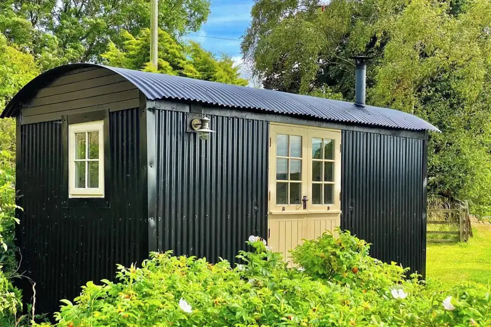 Cosy Romantic Shepherd hut in Open Countryside