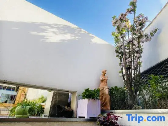Travel Courtyard