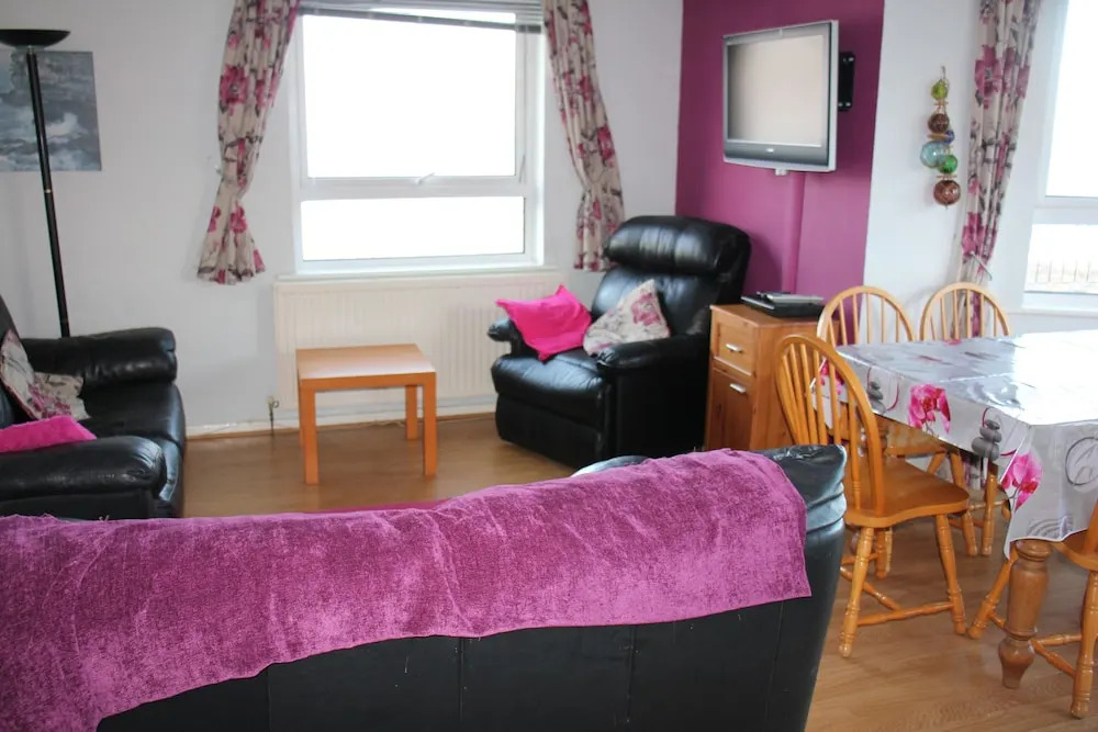 1 Quayside Court - 3 bedroomed ground floor apartment with sea views