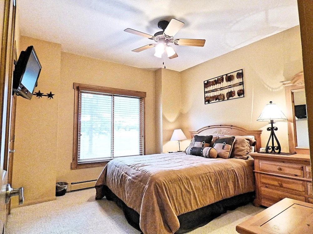Lift Tickets Ground Floor Pool, Hot Tubs, Near Mtn, Fireplace Shuttle