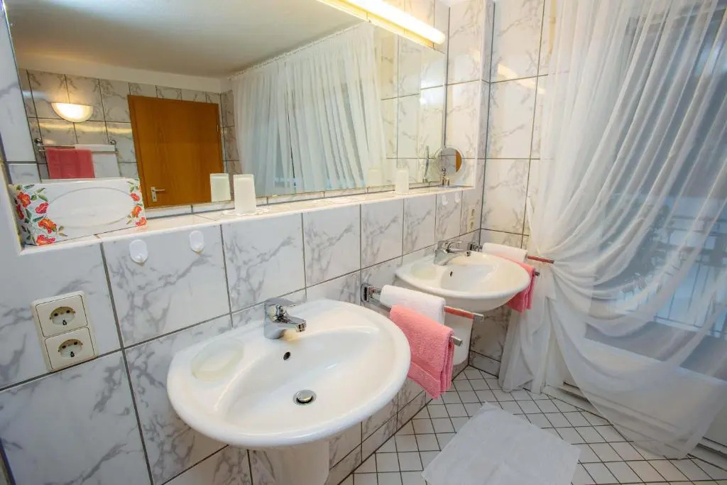 Ferienwohnung-Im-Kelterhaus-Wohnung-Blauer-Salon