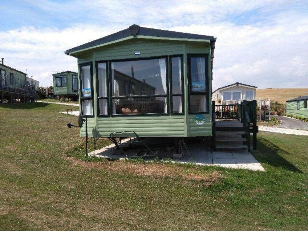 Caravan - Sleeps 6 - Sea Views - Dog Friendly