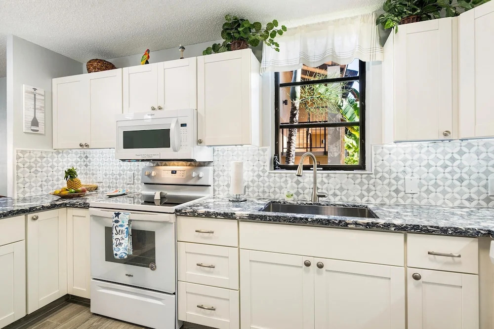 Kona Makai 1-204 Oceanview! AC! Remodeled! 2bd/2ba