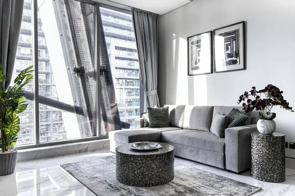 SIMPLY COMFORT Urban Chic Suites in J One Tower City & Canal Views
