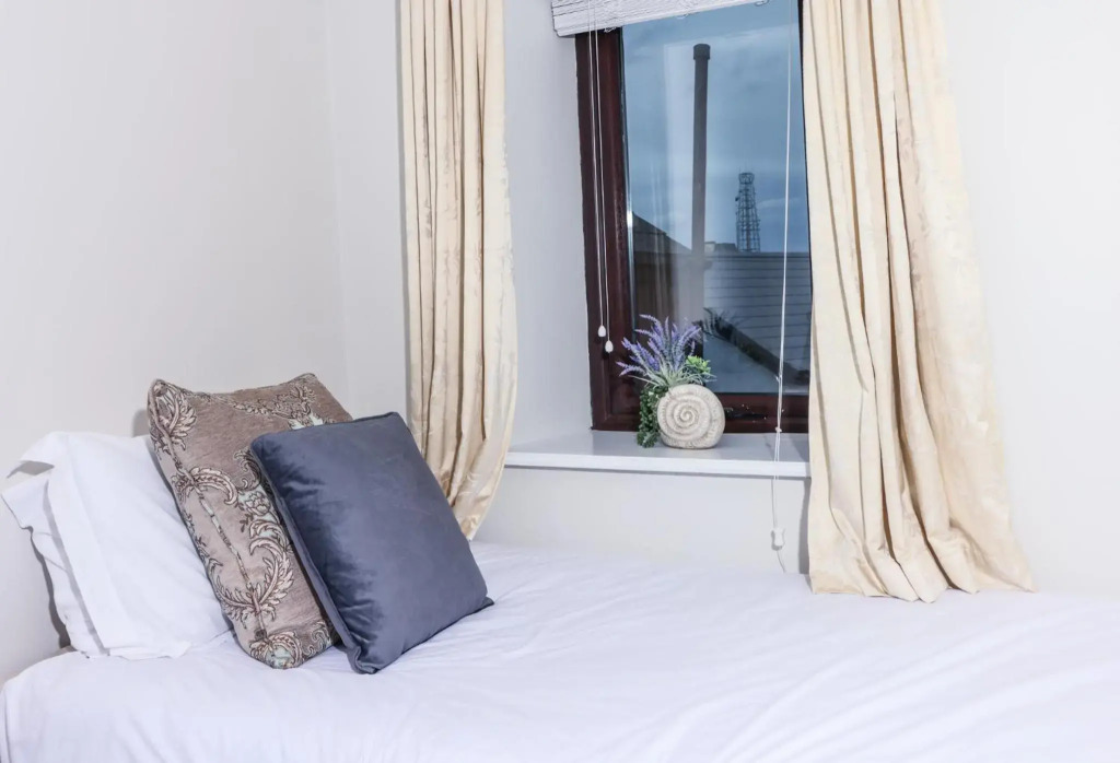 Bright 3bed sleeps 9 with secret garden 5min walk to town