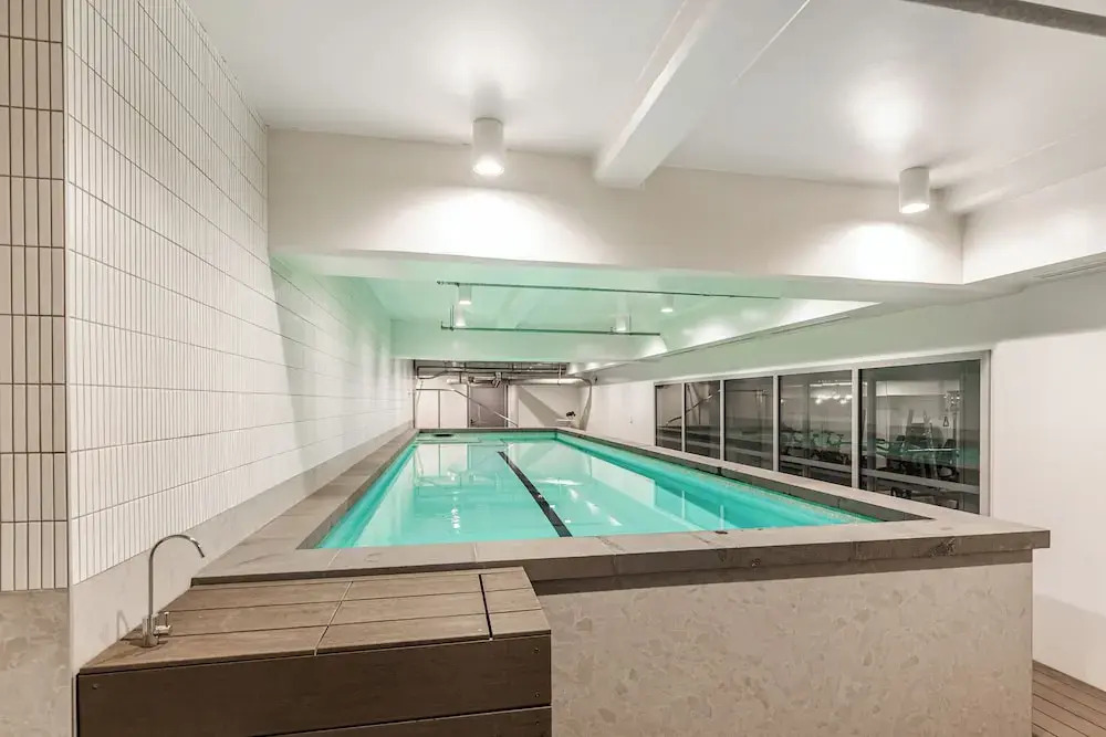 Chic Central Apt with Gym and Pool by Zodiak Stays