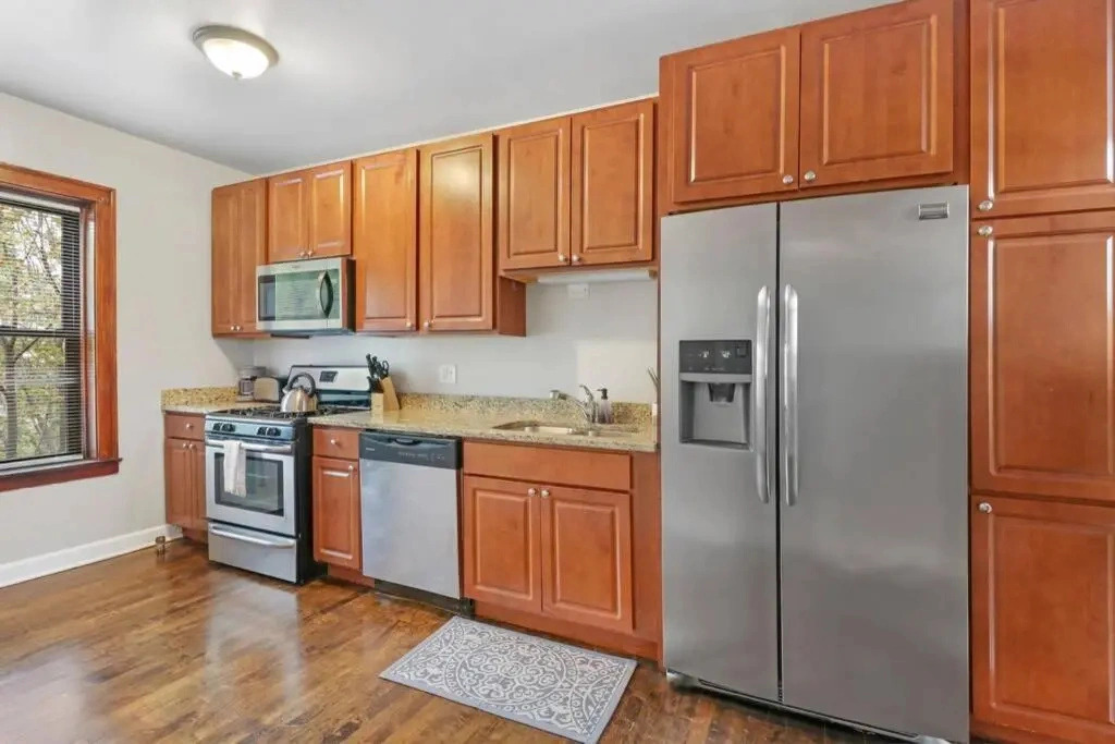 Quiet Spacious 2BR Apt walk to Train, near Shops