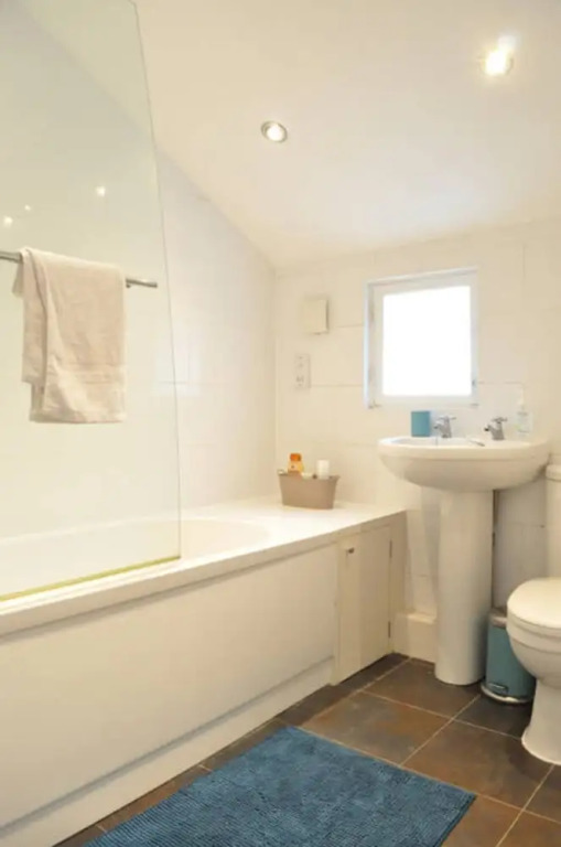 Bright 2 Bedroom Apartment in Battersea