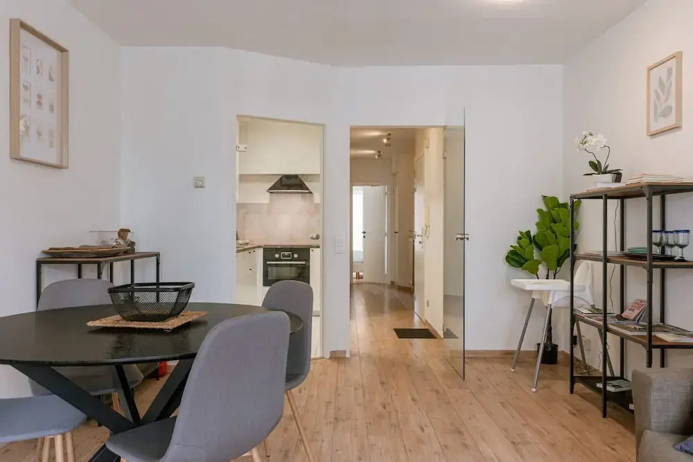 Huswell - Bright Stylish Apartment With Balcony