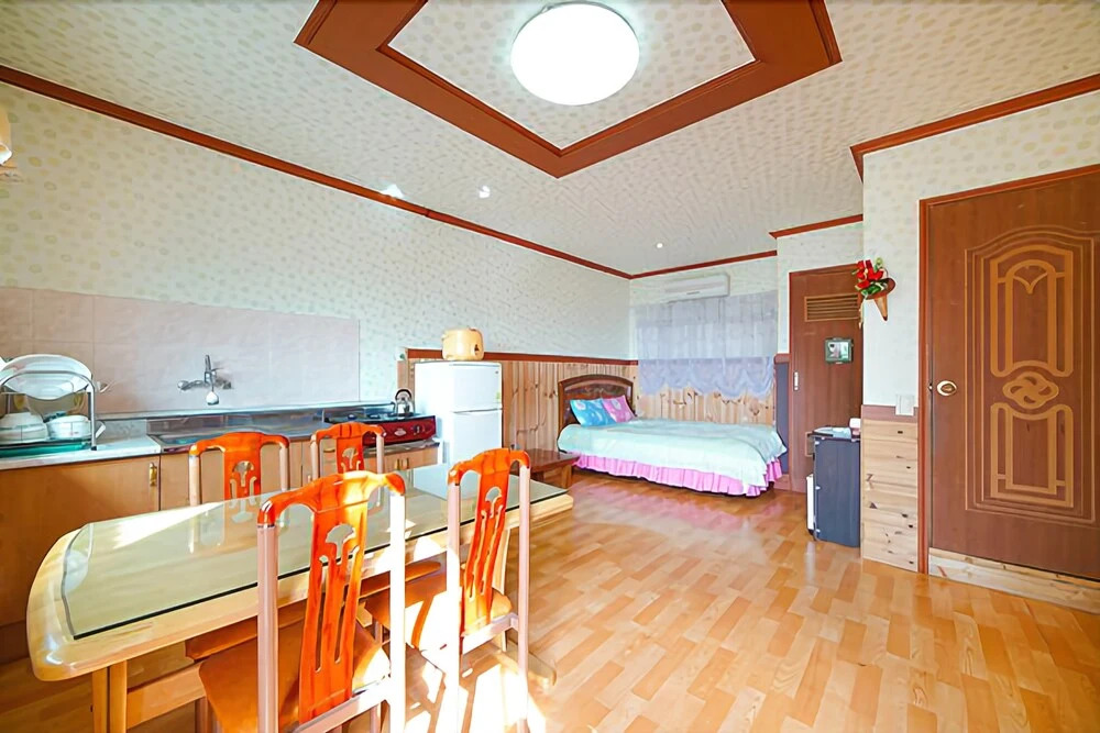 Pocheon Lakeside White House Pension