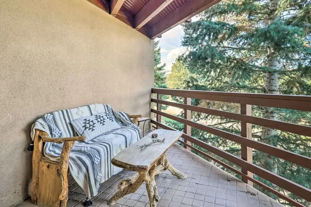 Rustic Condo w/ Deck < 1 Mi to Angel Fire Resort!