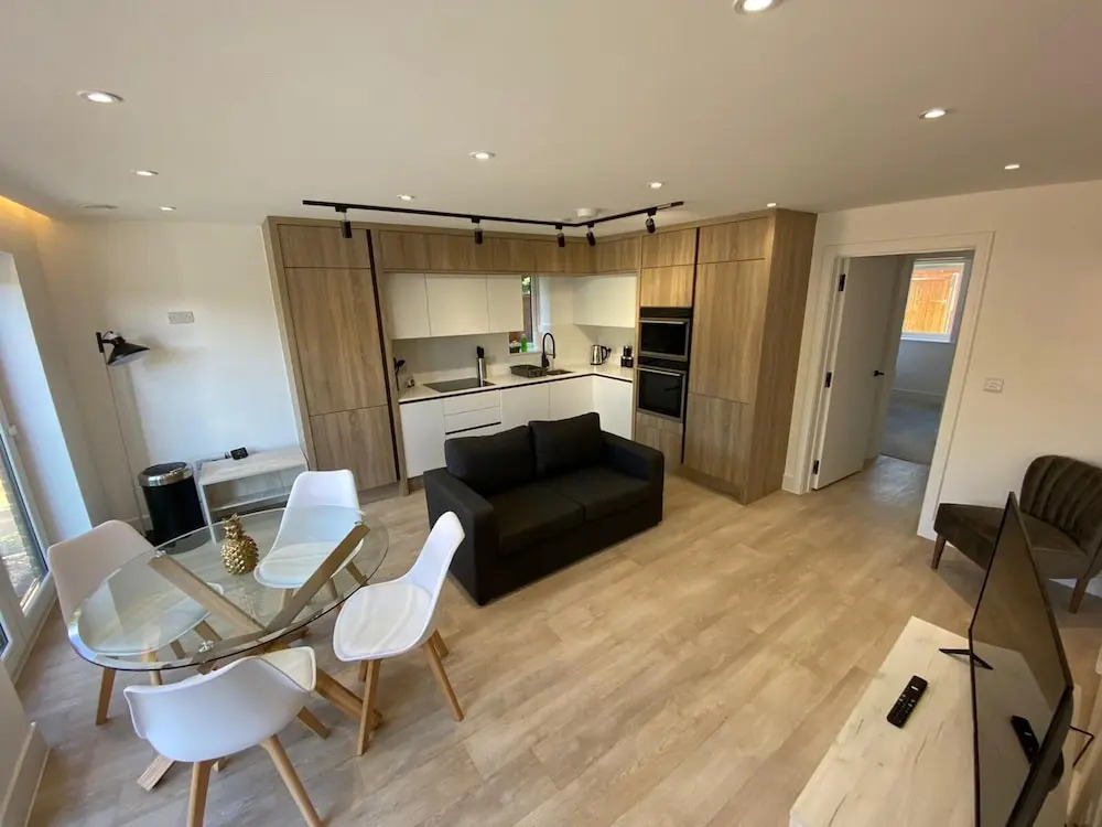 Stylish 2 Bed 2 Bath Flat with Garden