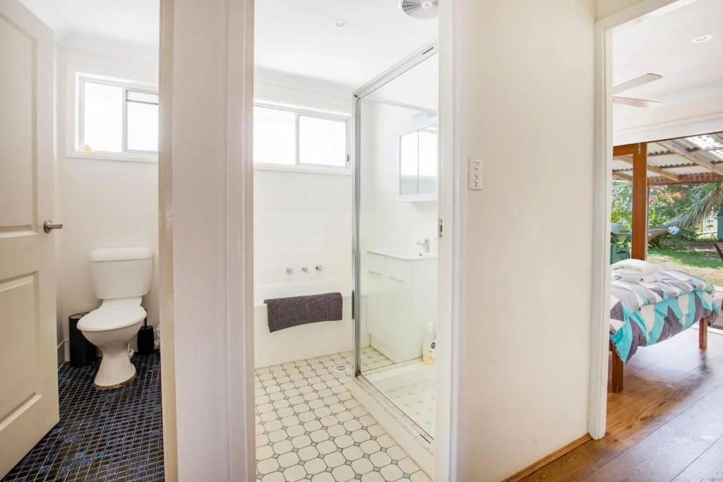 Sunbaker Beach House - 4 Mins to Beach - Pet Friendly with Fire Pit