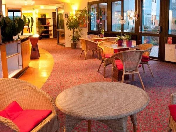 Egg Hotel Gonesse