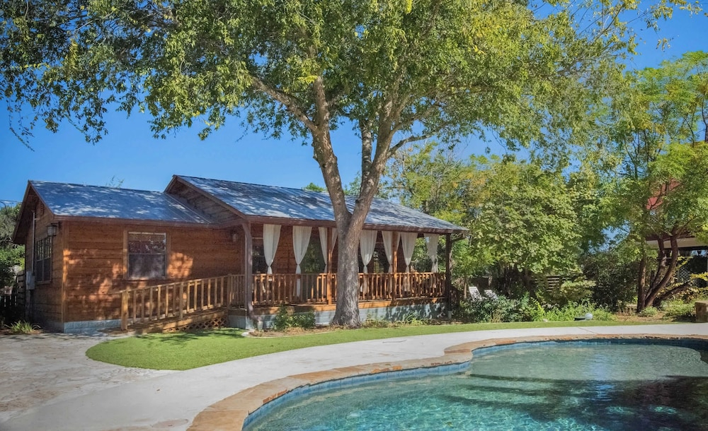 Cypress Creek Cabin Stay for 6 - Pool, Hot Tub