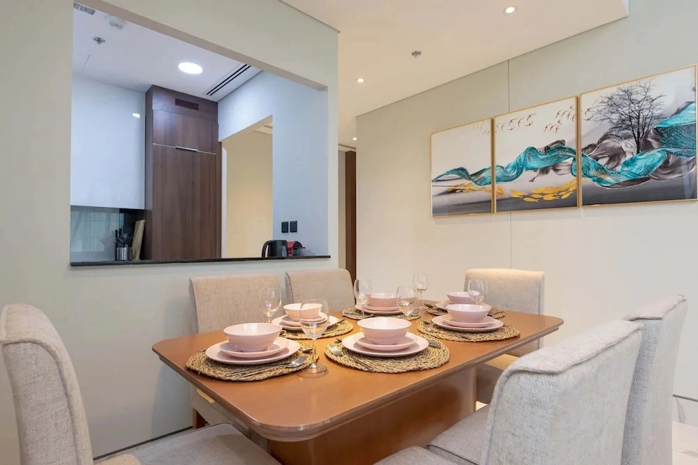Stunning Corner Suite Canal View