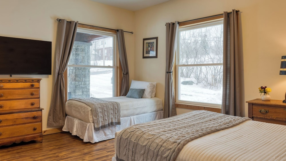 Mins to Hunter Mountain Sleeps 36 Pool, Spa, Games & Bar Cozy Peaks Lodge by Avantstay