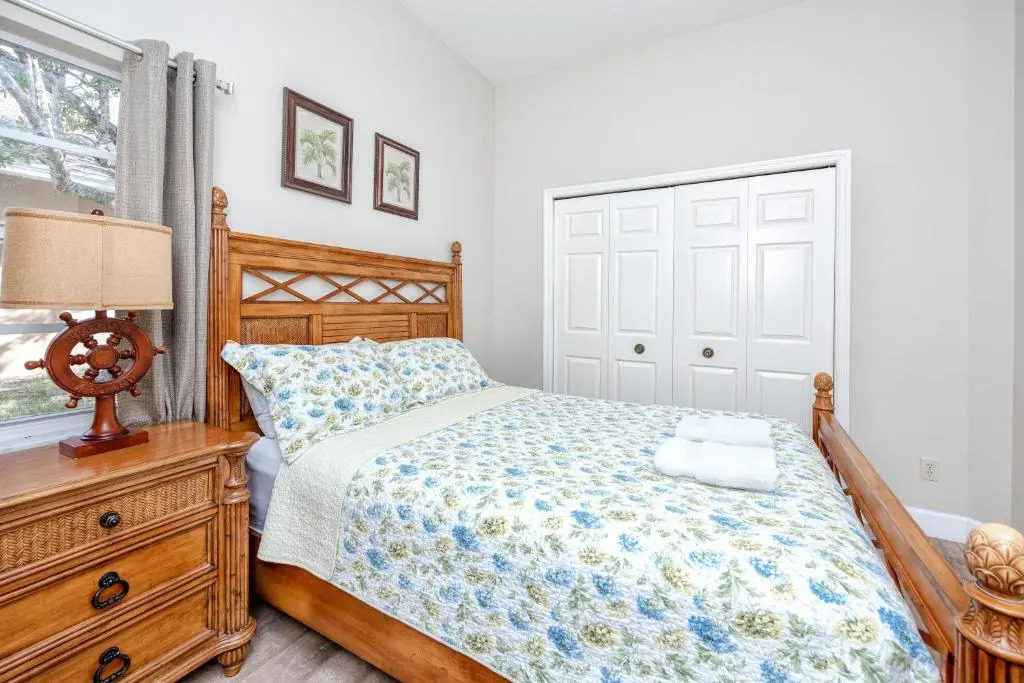 Palm Harbor Paradise - Spacious Home In Quiet Neighborhood with Heated Pool, Billiard Room, Hot Tub