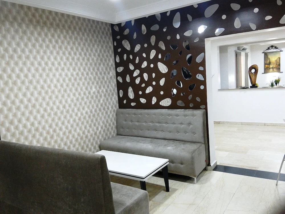 Polo Court Hotel