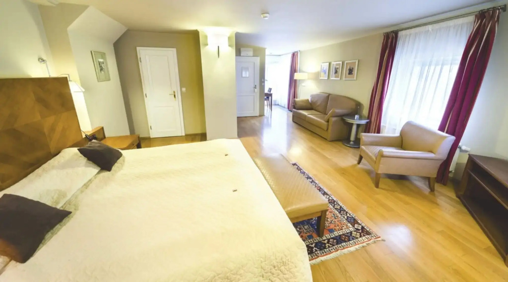 LH Hotel Golden Wheel