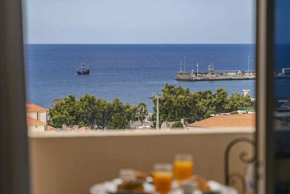 Light and sea View in Funchal Centre, Alegria III