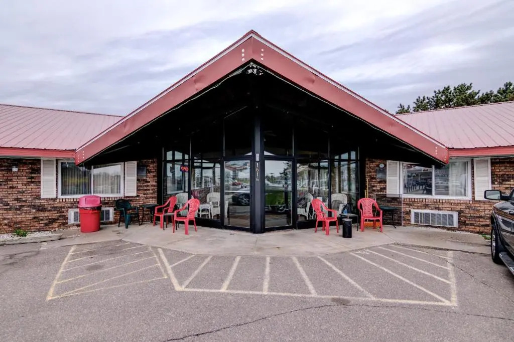 Bloomer Inn & Suites