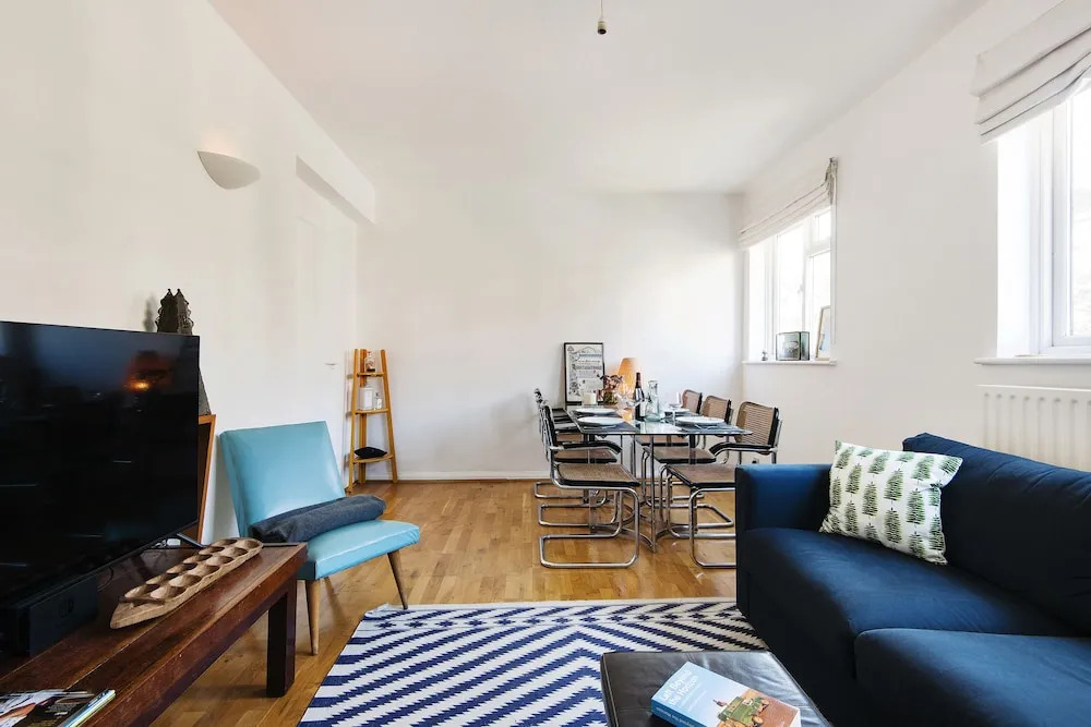 Bright and Breezy home by Clapham Common