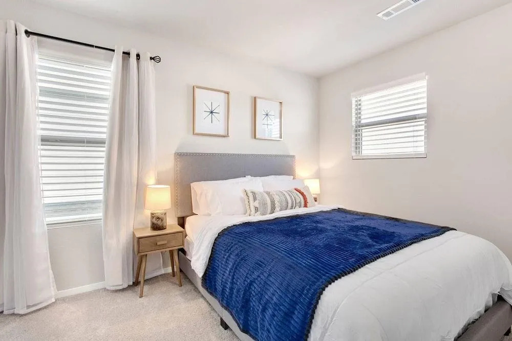 The Ivory - SLEEPS 10 - Perfect for Mid-Term Stays