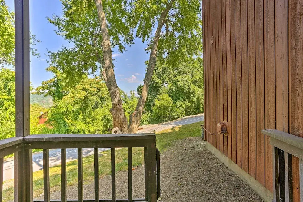 Sun-lit Vernon Condo < 2 Mi to Ski Resort!