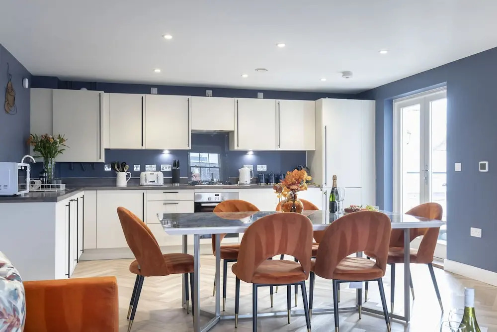 Elliot Oliver - Luxury 3 Bedroom Town Centre Apartment With Parking