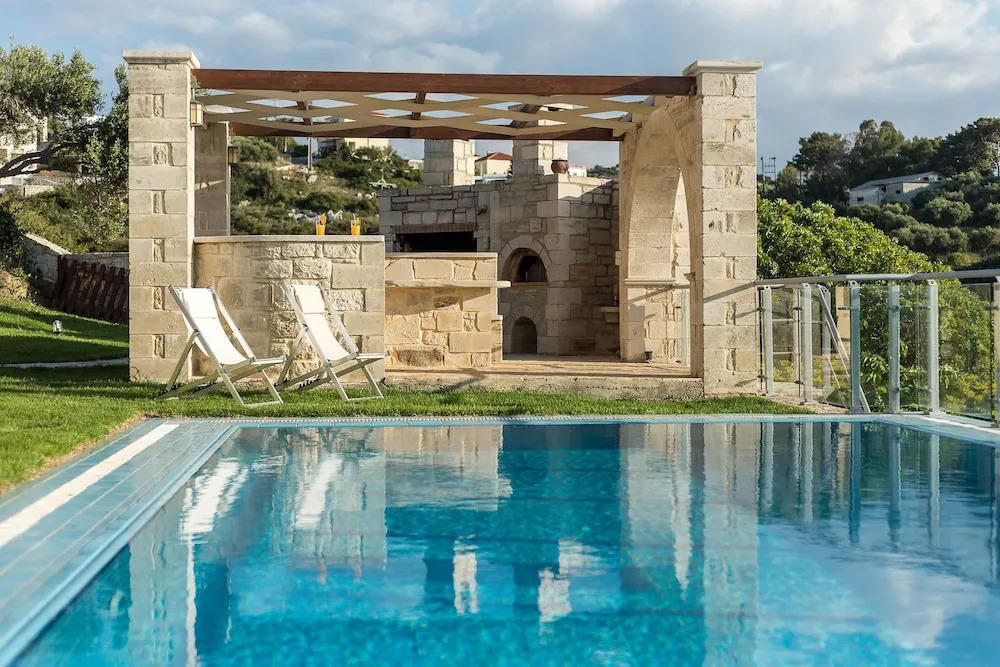 Hectoras Villa in Plaka BY APOKORONAS-VILLAS