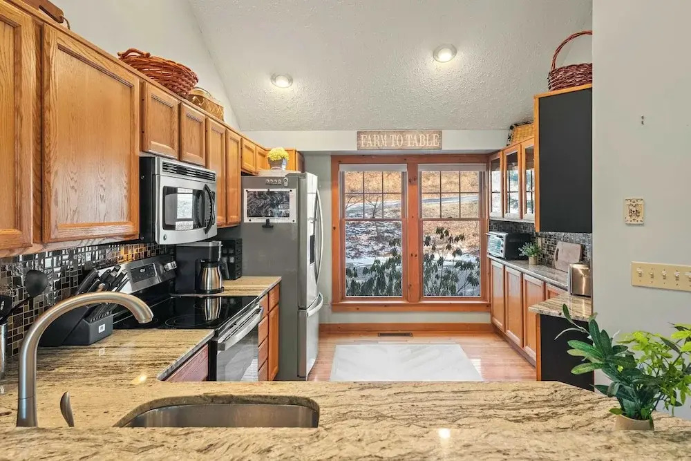 Mountain Escape With Game Room, Balcony & Stunning Views in the Poconos Christina