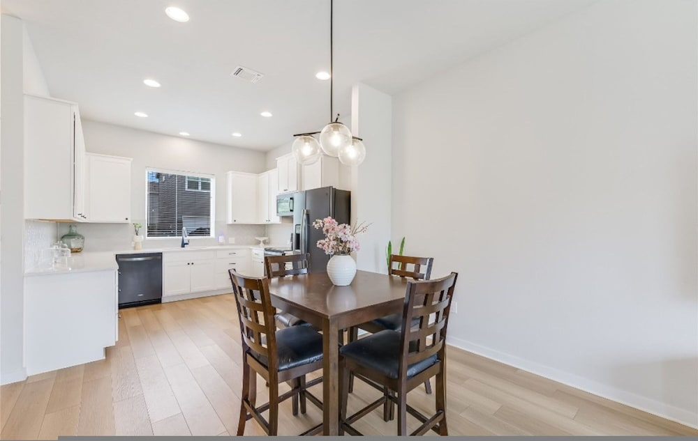 Spacious 2BR Flex Room Home Near Tech Campuses